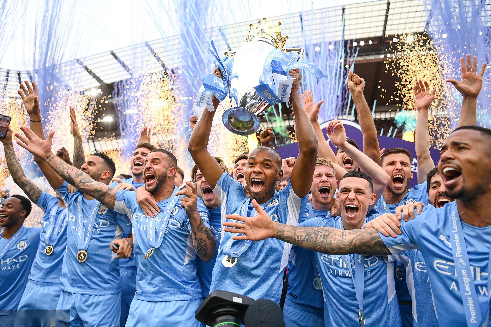 里及其团队 里及其团队